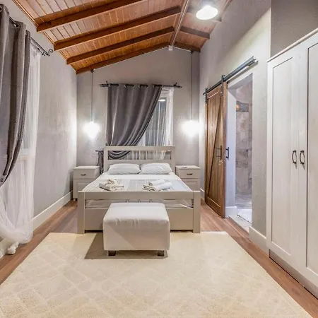 Spacious With Pool & Veranda, Nature Retreat Nyaraló *